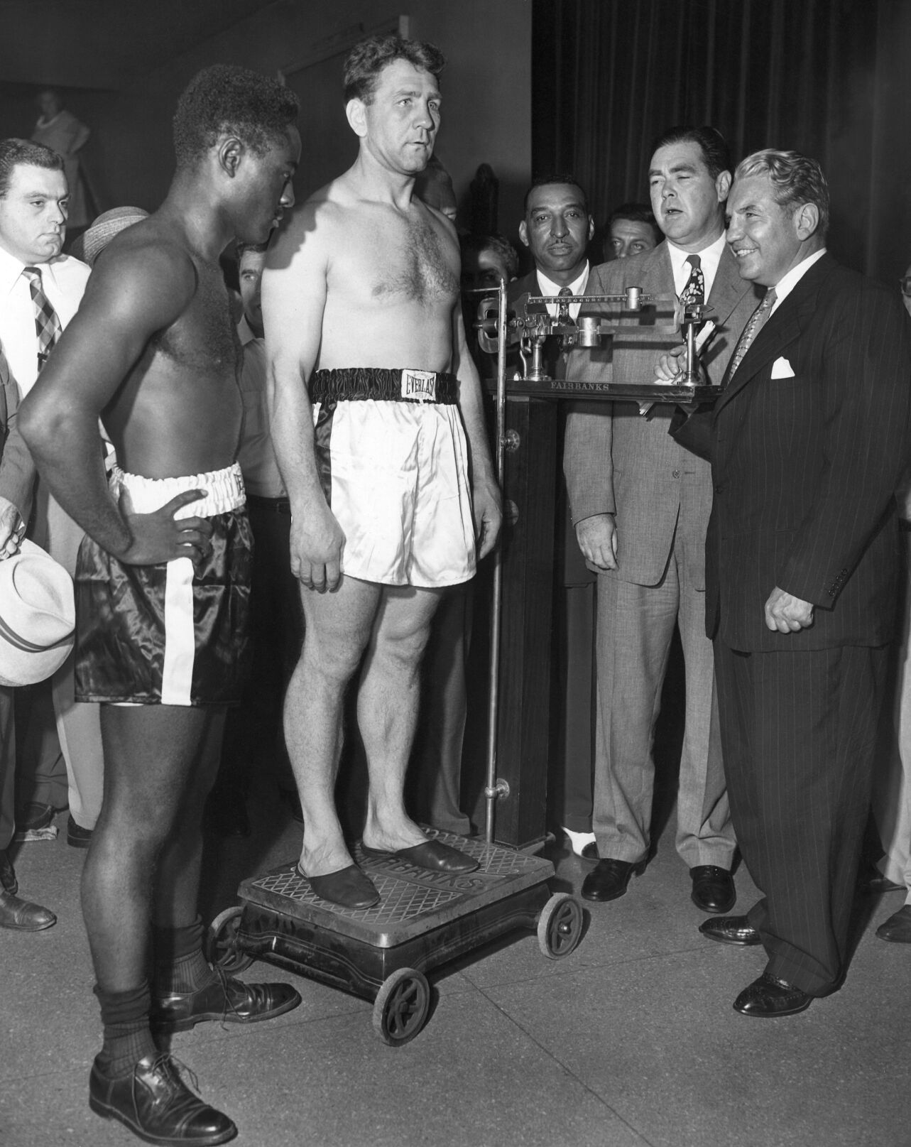 1949: Ezzard Charles KOs Gus Lesnovich to retain heavyweight title
